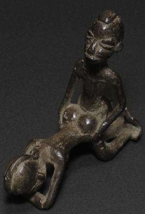 ブロンズ像(中)<アフリカのブロンズ工芸：アフリカ雑貨アザライ