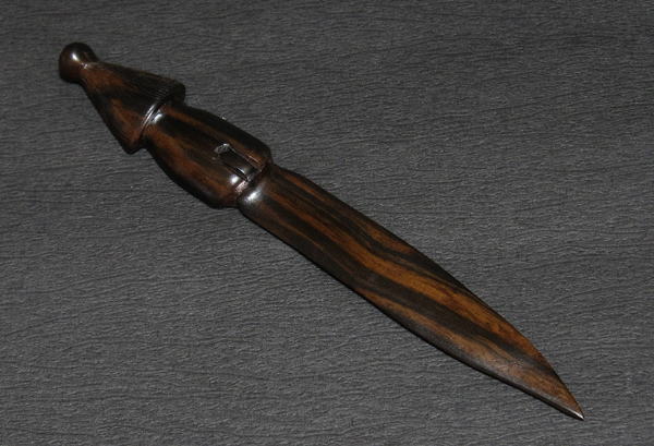 木彫りペーパーナイフ(家)<アフリカの雑貨：アフリカ雑貨アザライ