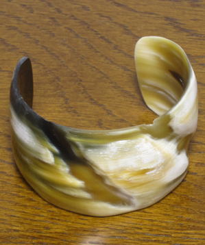 牛角バングル・トーゴ<アフリカのアクセサリー