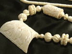 アフリカのアクセサリー(ビーズ・トンボ玉・貝・その他)　ラクダ骨ネックレス　ベナン