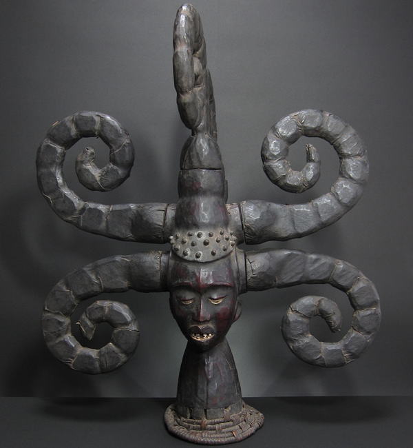 エコイの六本角の革張り頭上面・ナイジェリア＜アフリカの仮面(木彫り)