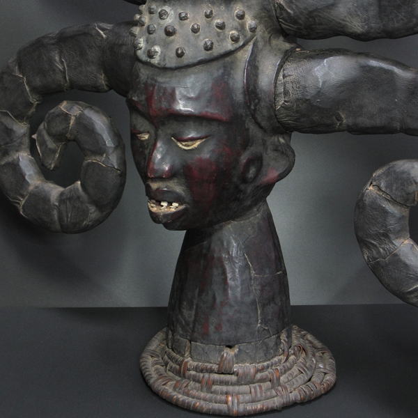 エコイの六本角の革張り頭上面・ナイジェリア＜アフリカの仮面(木彫り)