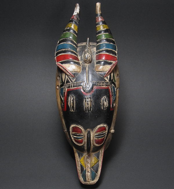ザンブレのマスク<アフリカの仮面(木彫り)：アフリカ雑貨アザライ