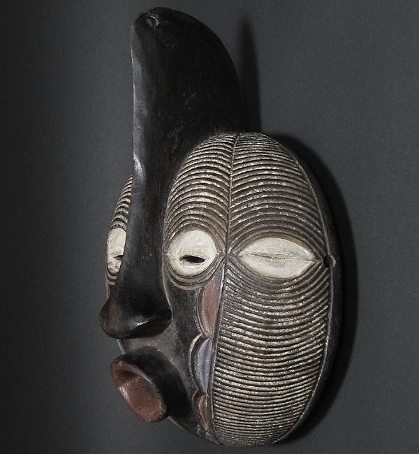 四つの目を持つ仮面<アフリカの仮面(木彫り)：アフリカ雑貨アザライ