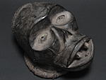 エコイの革張り頭上面・ナイジェリア＜アフリカの仮面(木彫り)