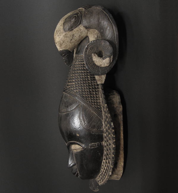 バウレのマスク・コートジボワール＜アフリカの仮面(木彫り)