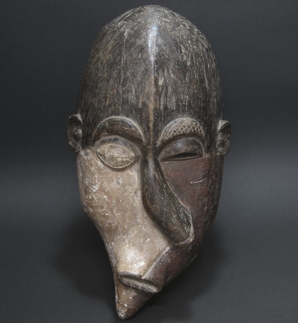 バペンデの病人のマスク・コンゴ民主共和国＜アフリカの仮面(木彫り)