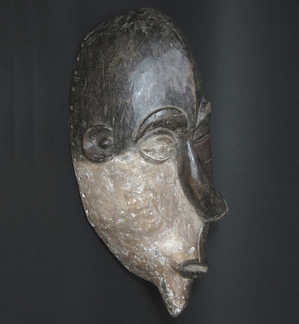バペンデの病人のマスク・コンゴ民主共和国＜アフリカの仮面(木彫り)