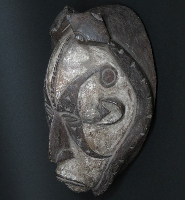 イボの蛇をのせたマスク・ナイジェリア＜アフリカの仮面(木彫り)