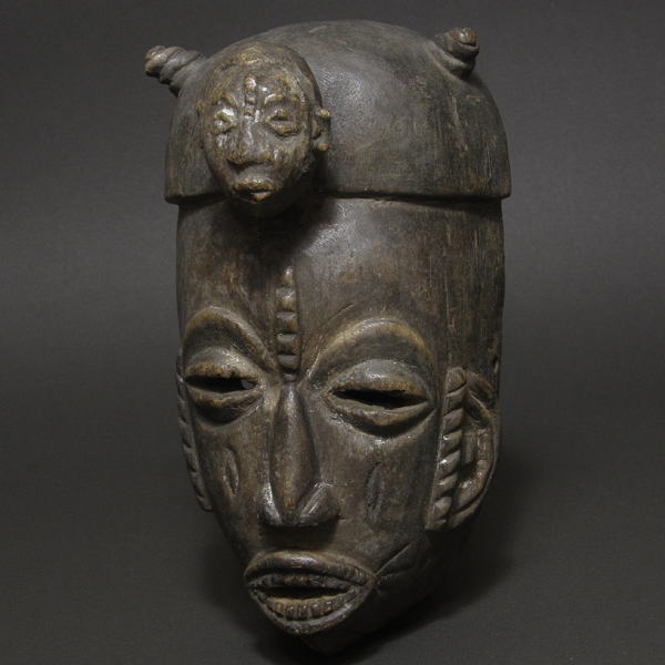 チョクウェの?木彫りのマスクマスク・コンゴ民主共和国？＜アフリカの仮面(木彫り)