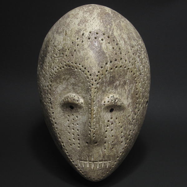 レガ?の白塗りの仮面・コンゴ民主共和国＜アフリカの仮面(木彫り)