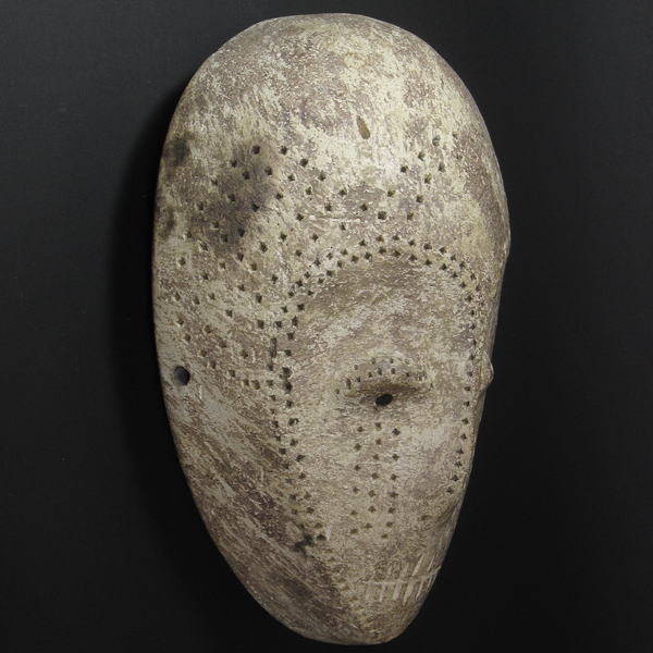 レガ?の白塗りの仮面・コンゴ民主共和国＜アフリカの仮面(木彫り)