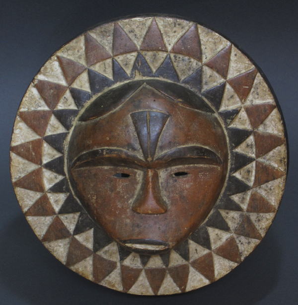 エケットの円盤型マスク・ナイジェリア＜アフリカの仮面(木彫り)