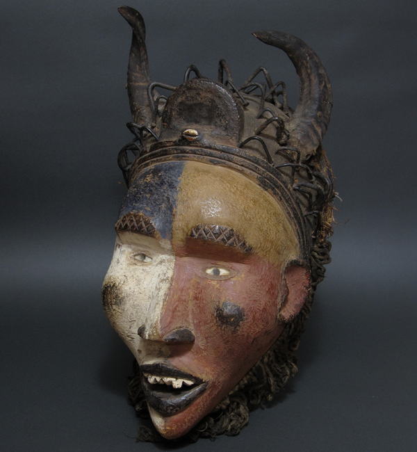 バコンゴの呪術師の仮面・コンゴ民主共和国(旧ザイール)<アフリカの仮面(木彫り)