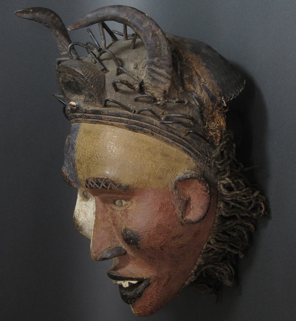 バコンゴの呪術師の仮面・コンゴ民主共和国(旧ザイール)<アフリカの仮面(木彫り)