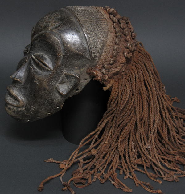 チョクウェのPwoマスク・コンゴ民主共和国<アフリカの仮面(木彫り)