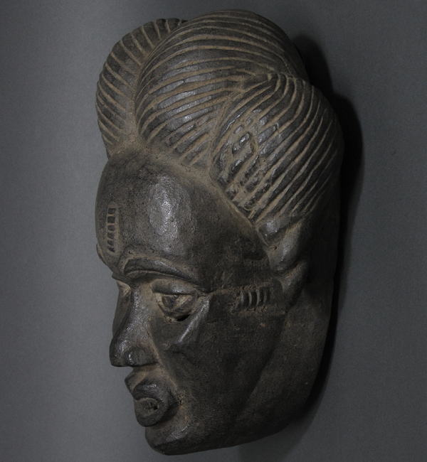 アナングのおさげ髪のマスク・ナイジェリア＜アフリカの仮面(木彫り)