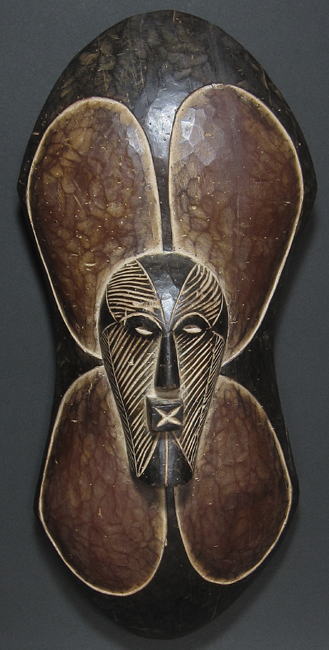 ソングウェの木彫りの盾・コンゴ民主共和国<アフリカの木彫武具