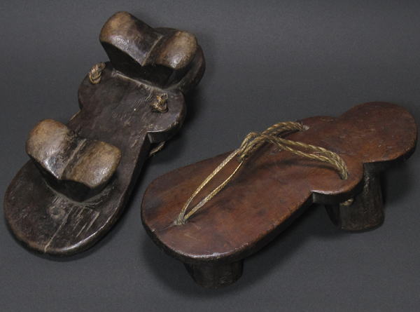 木彫りのサンダル(下駄)<アフリカの木彫民具：アフリカ雑貨アザライ