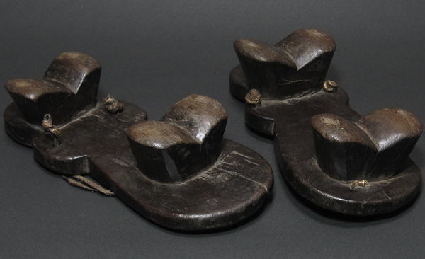 木彫りのサンダル(下駄)<アフリカの木彫民具：アフリカ雑貨アザライ