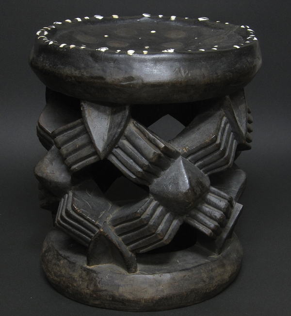 バミレーケの木彫りの丸イス・カメルーン<アフリカの木彫家具・民具