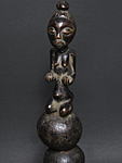 ルバの木彫りの柄付きガラガラ・コンゴ民主共和国(旧ザイール)<アフリカの木彫り祭具・民具