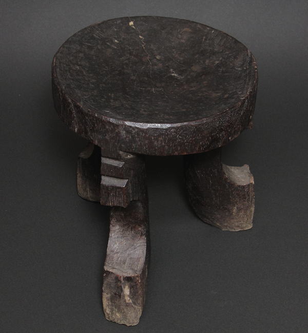 三本足の丸いす・エチオピア<アフリカの木彫家具