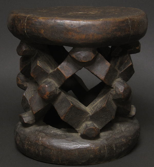 バミレーケの木彫りの丸イス・カメルーン<アフリカの木彫り家具・民具