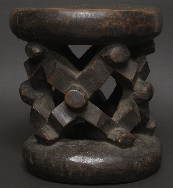 バミレーケの木彫りの丸イス・カメルーン<アフリカの木彫り家具・民具