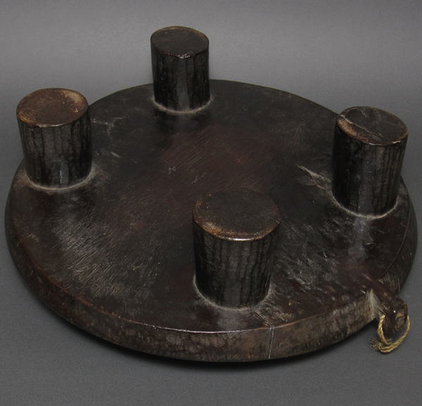木彫りのコーヒー盆(四本足)・エチオピア<アフリカの木彫家具・民具