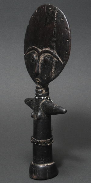 アクワバ人形（中）<アフリカの木彫り像：アフリカ雑貨アザライ