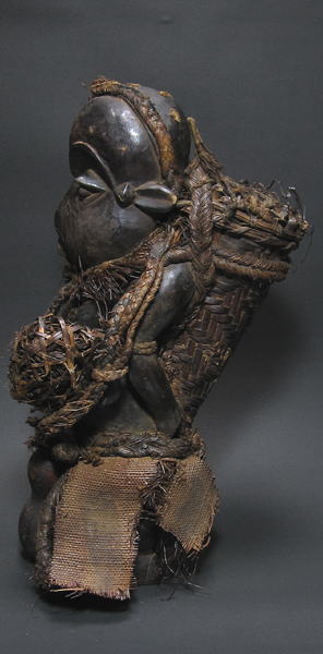 バペンデの歪んだ顔と体の呪術像・コンゴ民主共和国＜アフリカの木彫り像