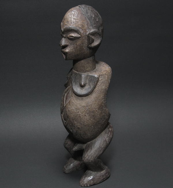 木彫りの男性立像（中）<アフリカの木彫り像：アフリカ雑貨アザライ
