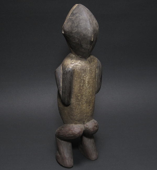 木彫りの男性立像<アフリカの木彫り像：アフリカ雑貨アザライ