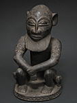 ドゴンの男性坐像(両脇に犬)・マリ<アフリカの木彫り像