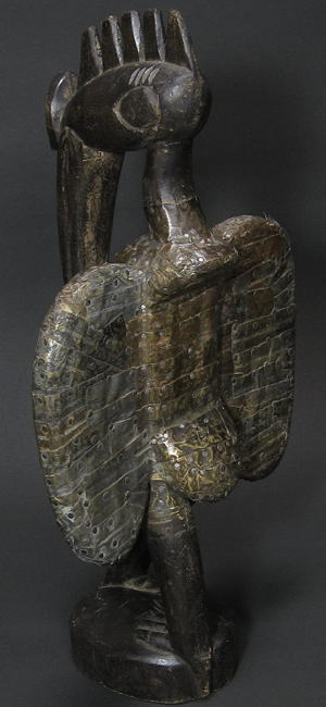 カラオー像(中)<アフリカの木彫り像：アフリカ雑貨アザライ