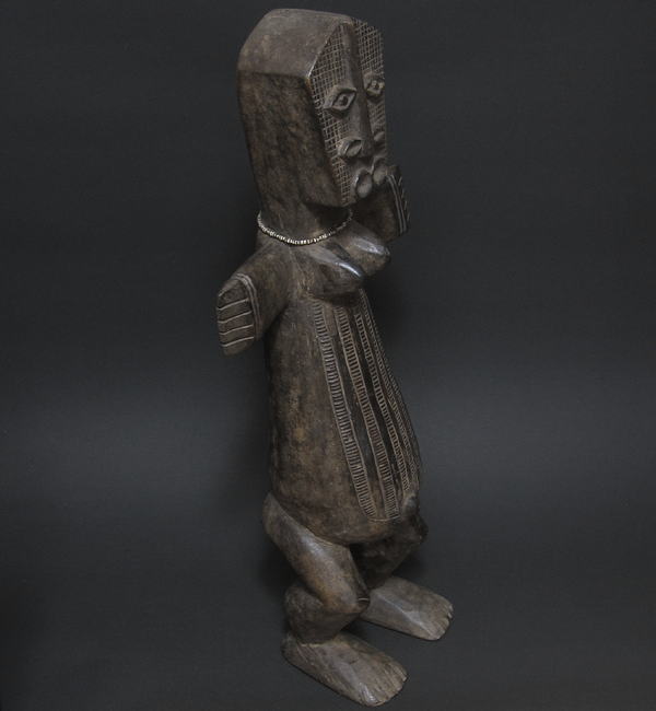 東アフリカの木彫りの人物像奥行き約１６センチ - 置物