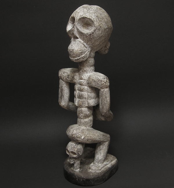 ジュクンorティブの双頭の骸骨像(坐像)・ナイジェリア<アフリカの木彫り像