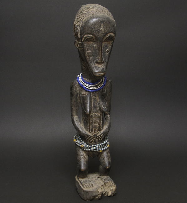 バウレの女性立像・コートジボワール<アフリカの木彫り像