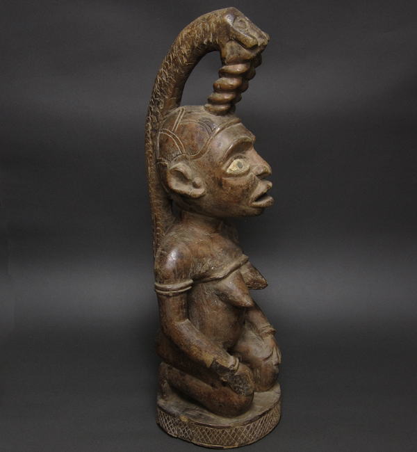 バコンゴの女性坐像・コンゴ民主共和国(旧ザイール)<アフリカの木彫り像