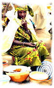 ニジェールにて：ひょうたんに入れたミルクを売るフルベの女性。このようにして長年使用したひょうたんは表面に美しいあめ色のつやがでる。