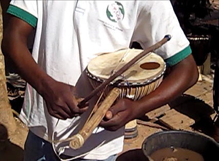 モシのルドゥガ（ひょうたんバイオリン）・ブルキナファソ<アフリカのひょうたん楽器