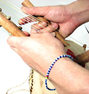 コラ(ひょうたんハープ・小)・ブルキナファソ<アフリカのひょうたん楽器