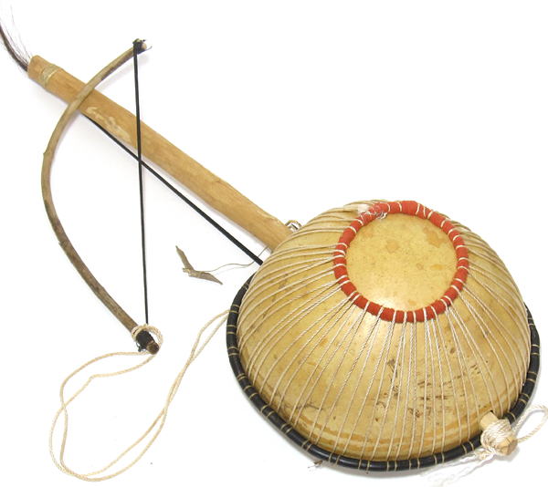 モシのルドゥガ（ひょうたんバイオリン）・ブルキナファソ<アフリカのひょうたん楽器