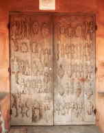 浮き彫りの施された歴史博物館の扉：ポルトノボ：ベナン