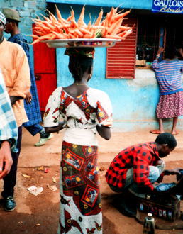 にんじんを売る少女（カンカン・ギニア共和国）
