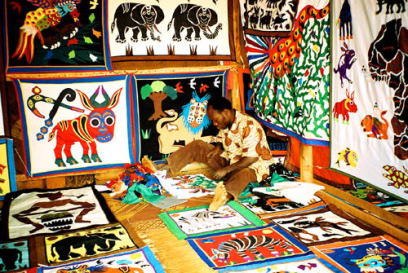 ダホメー王国の都コトヌー。極彩色のベナンアップリケが並ぶ