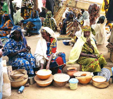 ニジェール：乳製品を売るフルベの女性たち。アフリカンプリントの服を着ている