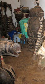 ニンバ像と蛇の像：ギニア