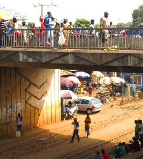 首都コナクリの市場：ギニア